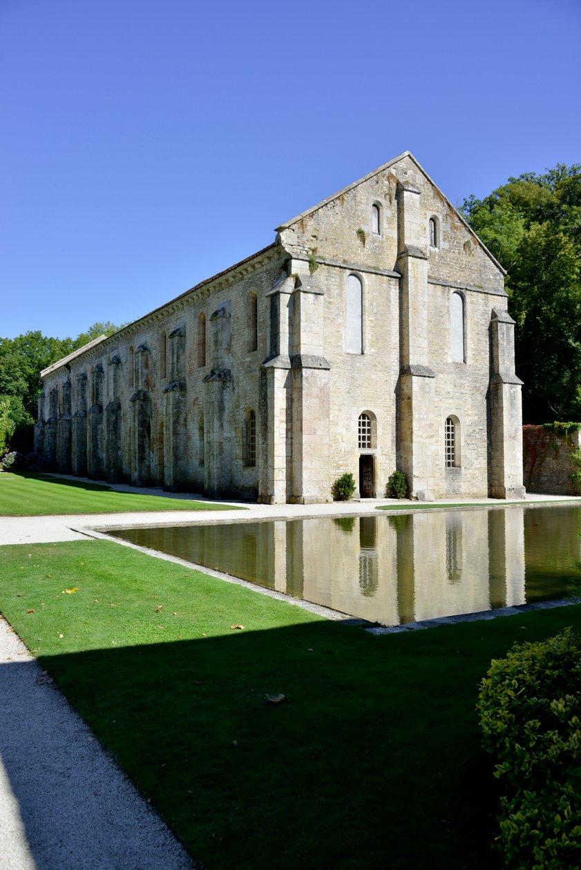 Románská architektura: vnější pohled na kovárnu cisterciáckého opatství Fontenay, Burgundsko, konec 12. století (Opatství Fontenay, Burgundsko, Francie: kovárna, konec 12. století) od Romanesque