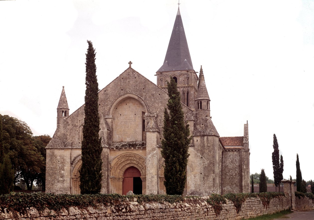 Románská architektura: pohled na kostel Aulnay od Romanesque