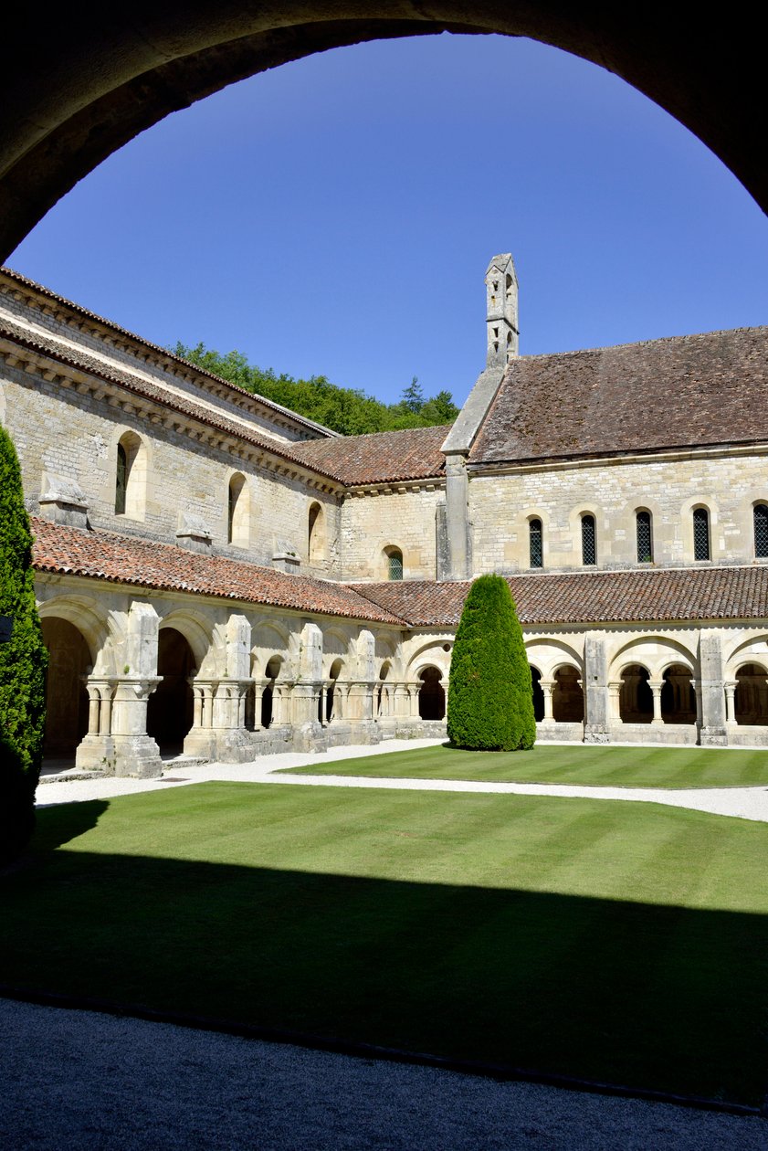 Románská architektura: pohled na ambitu a budovy cisterciáckého opatství Fontenay, Burgundsko od Romanesque