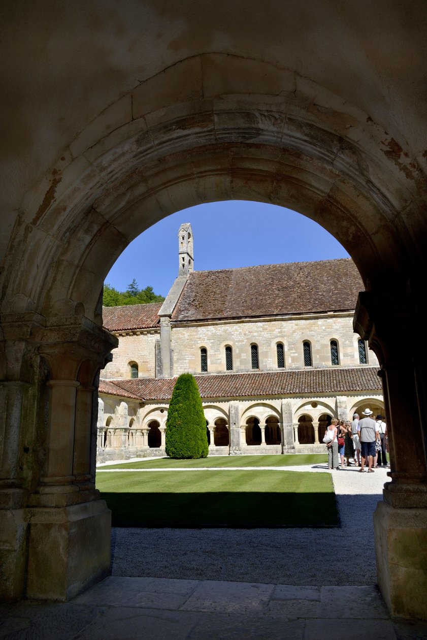 Románská architektura: pohled na ambitu a budovy cisterciáckého opatství Fontenay, Burgundsko od Romanesque