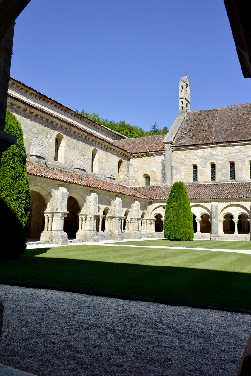 Románská architektura: pohled na ambitu a budovy cisterciáckého opatství Fontenay, Burgundsko od Romanesque