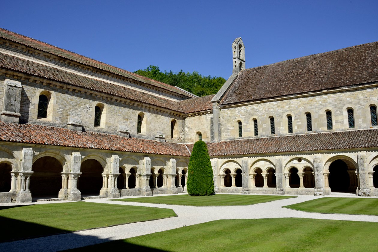 Románská architektura: pohled na ambitu a budovy cisterciáckého opatství Fontenay, Burgundsko od Romanesque
