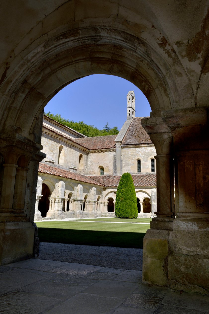 Románská architektura: pohled na ambitu a budovy cisterciáckého opatství Fontenay, Burgundsko od Romanesque