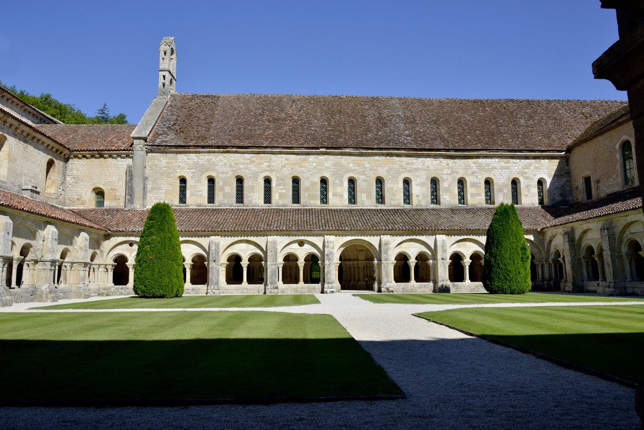 Románská architektura: pohled na ambitu a budovy cisterciáckého opatství Fontenay, Burgundsko od Romanesque