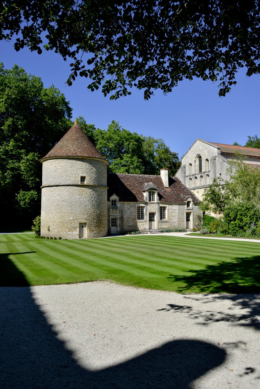Románská architektura: pohled na holubník a psí boudu cisterciáckého opatství Fontenay, Burgundsko od Romanesque