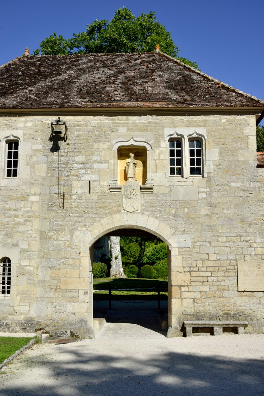 Románská architektura: pohled na vchod do cisterciáckého opatství Fontenay, Burgundsko od Romanesque