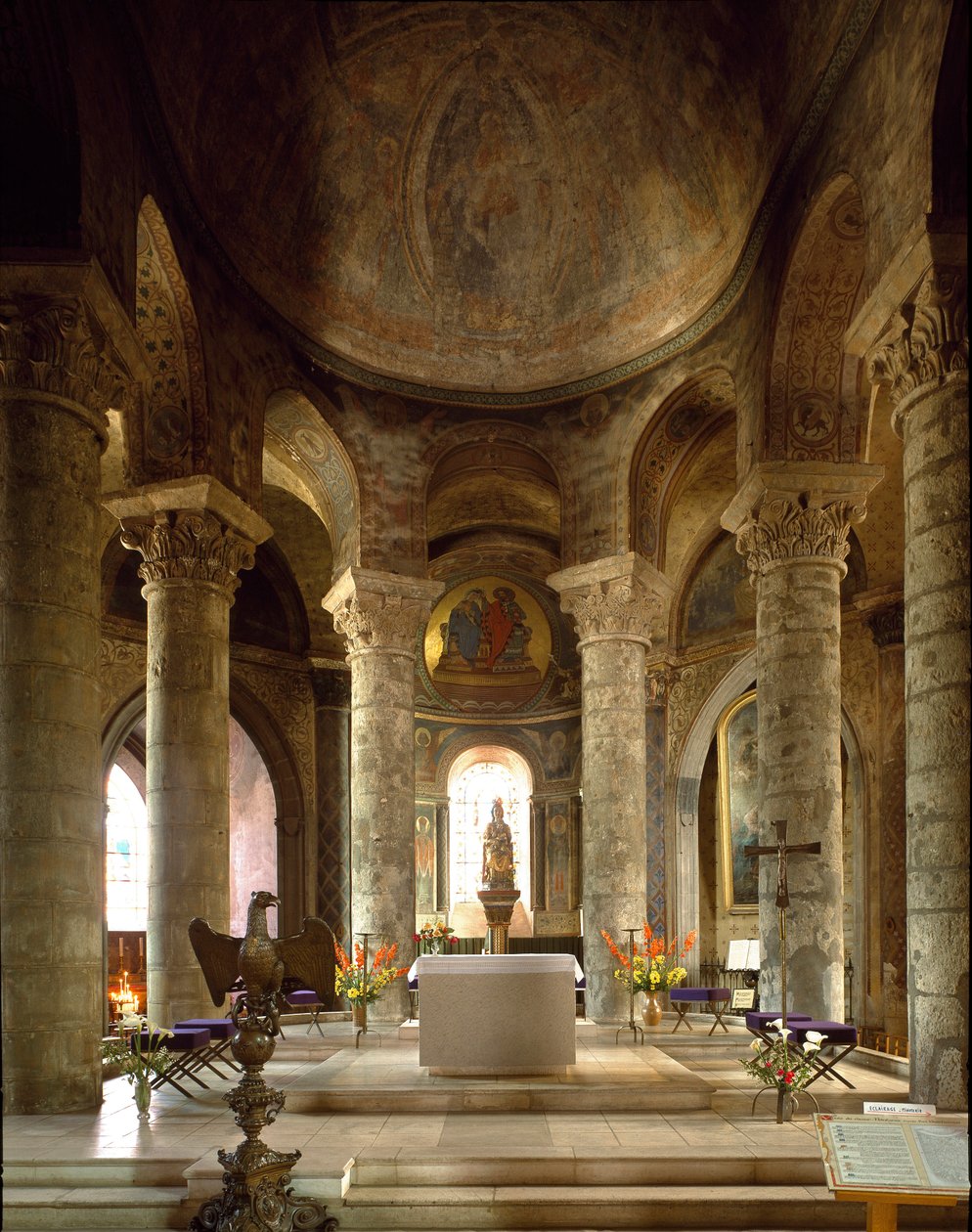Románské umění: vnitřní pohled na kostel Notre Dame (Notre-Dame) la Grand, Poitiers (Vídeň) od Romanesque