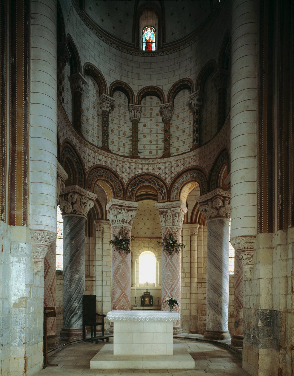 Románské umění: vnitřní pohled na apsidu a ambitu kostela sv. Petra. Chauvigny, Vídeň od Romanesque