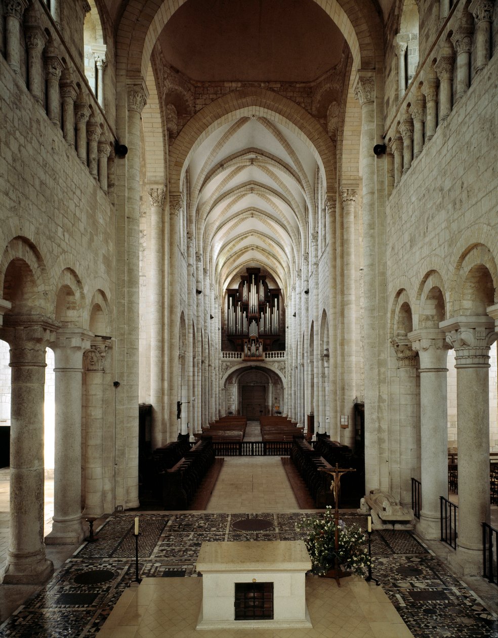 Románské umění: vnitřní pohled na baziliku Saint Benoit sur Loire (Loiret) postavenou mezi 11. a 13. stoletím. od Romanesque