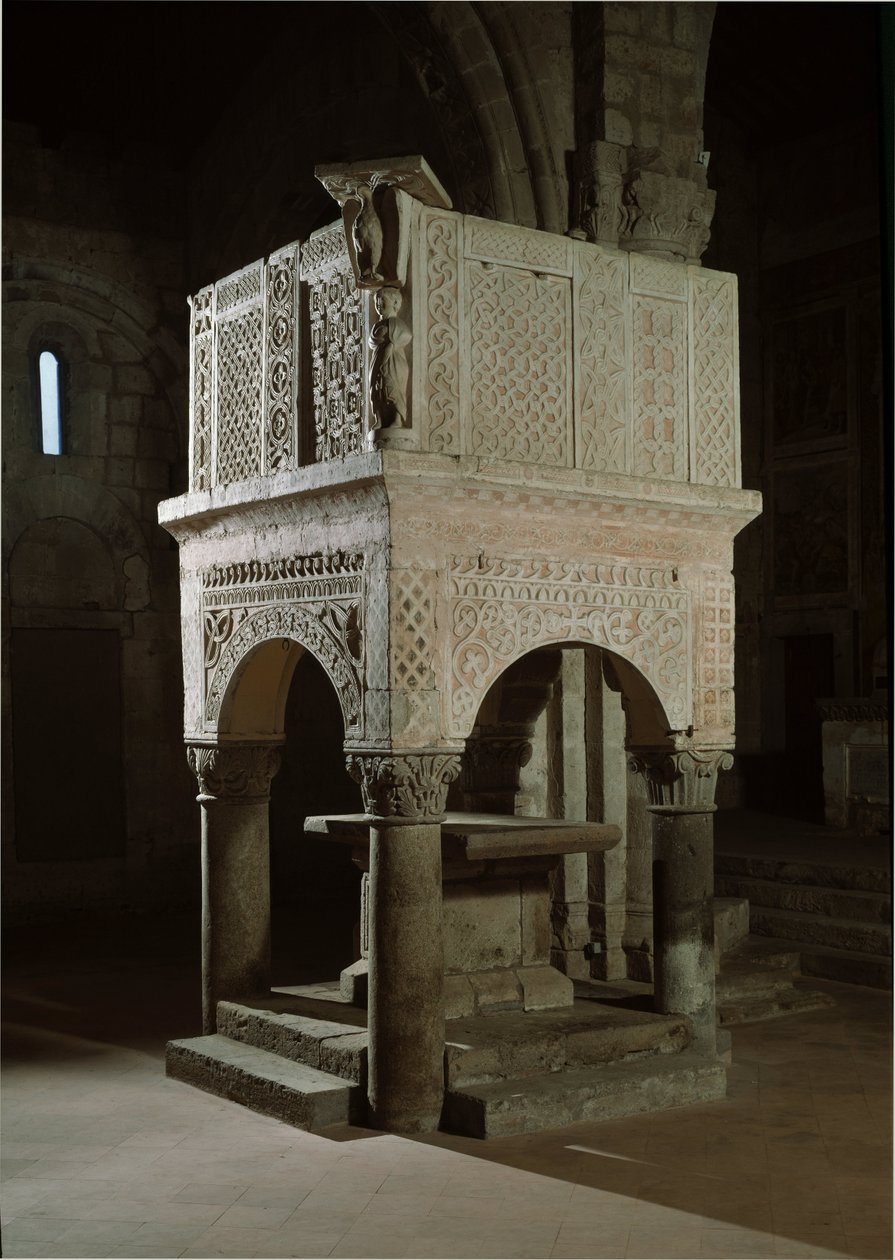 Románské umění: kazatelna kostela zdobená mramorem a reliéfy, kostel sv. Maria Maggiore (Toskánsko, Itálie) od Romanesque
