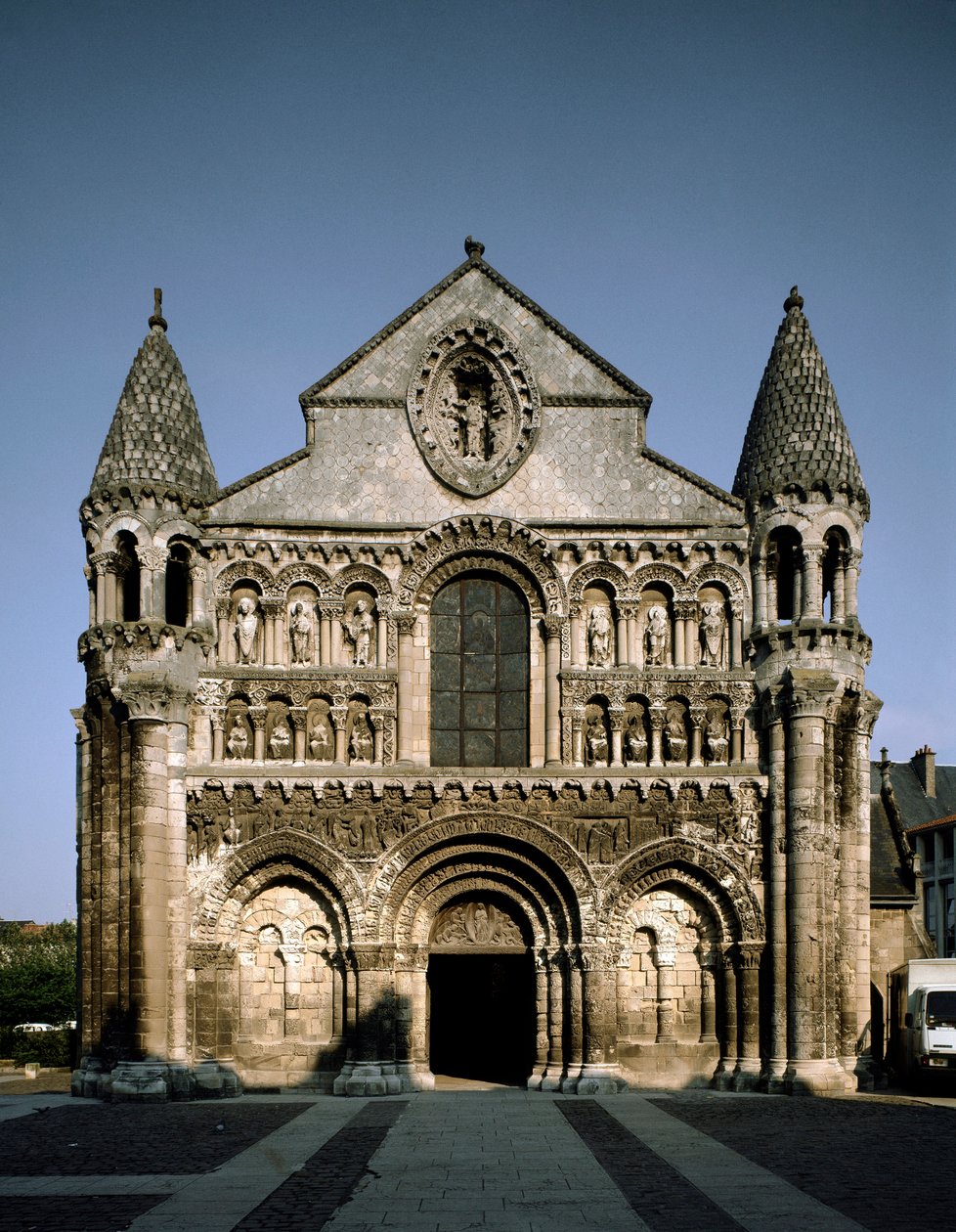 Románské umění: pohled na Notre Dame la Grande (Notre-Dame-la-Grande). Poitiers (Vídeň) z 12. století od Romanesque