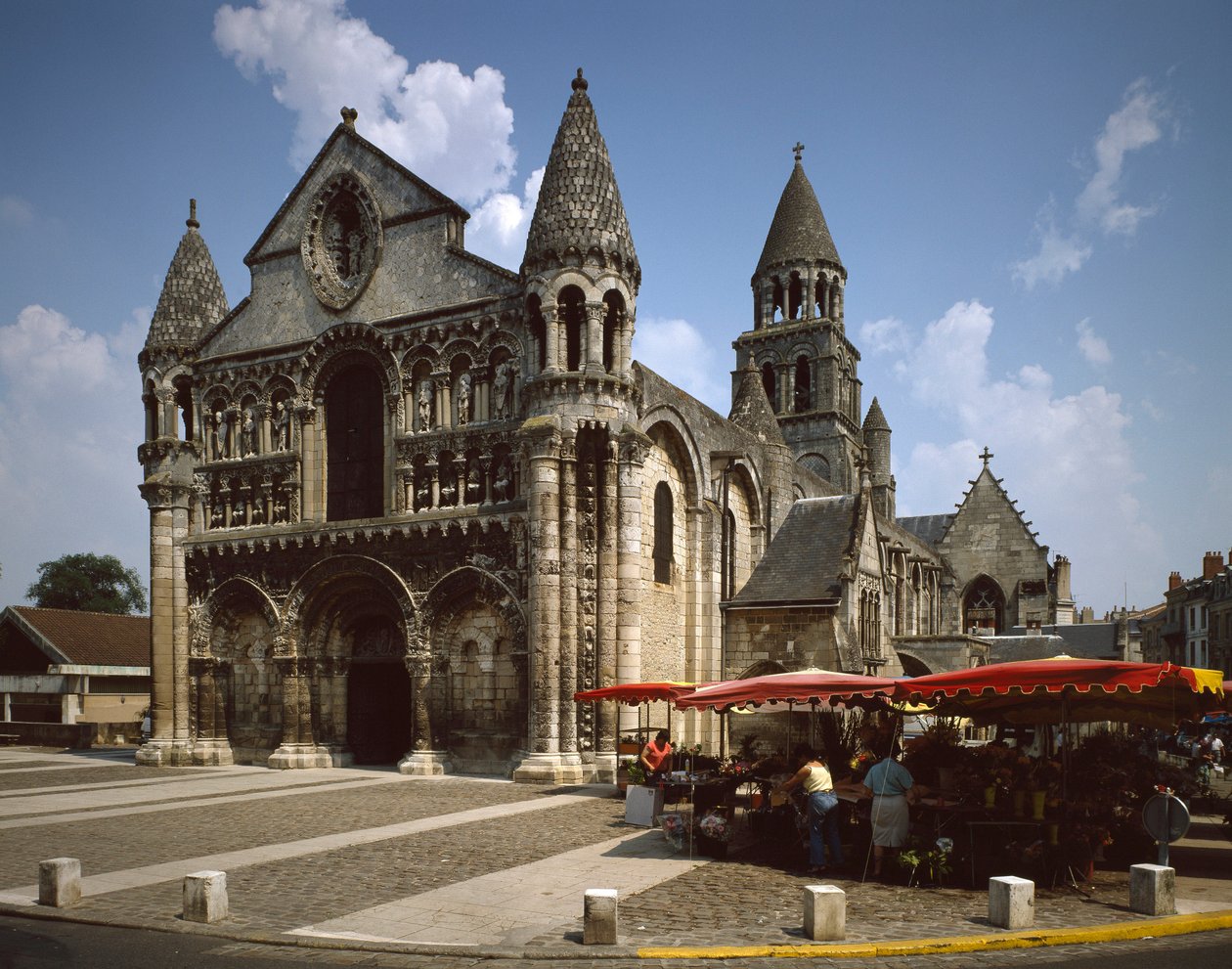 Románské umění: pohled na Notre Dame la Grande (Notre-Dame-la-Grande). Poitiers (Vídeň) z 12. století od Romanesque