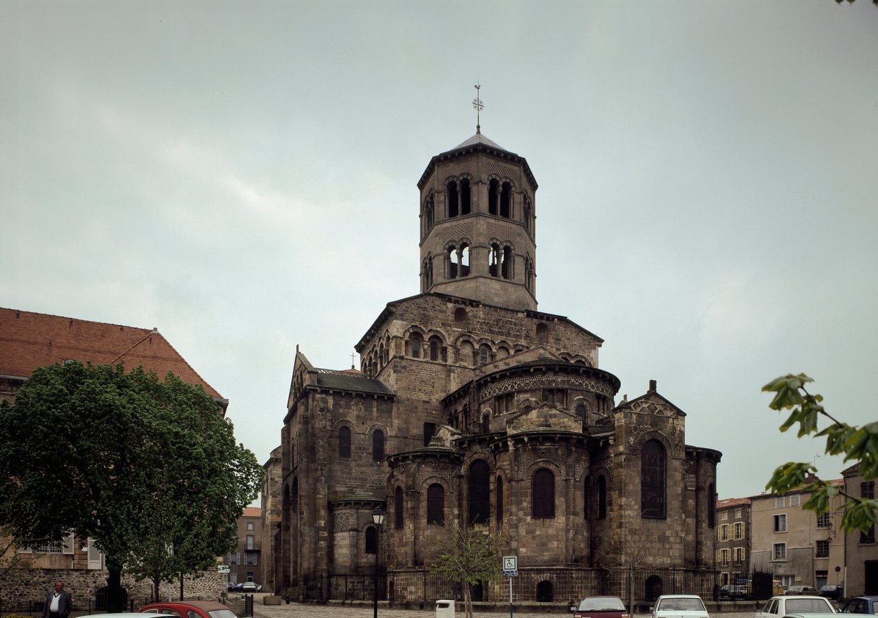 Románské umění: pohled na benediktinské opatství Saint Austremoine d