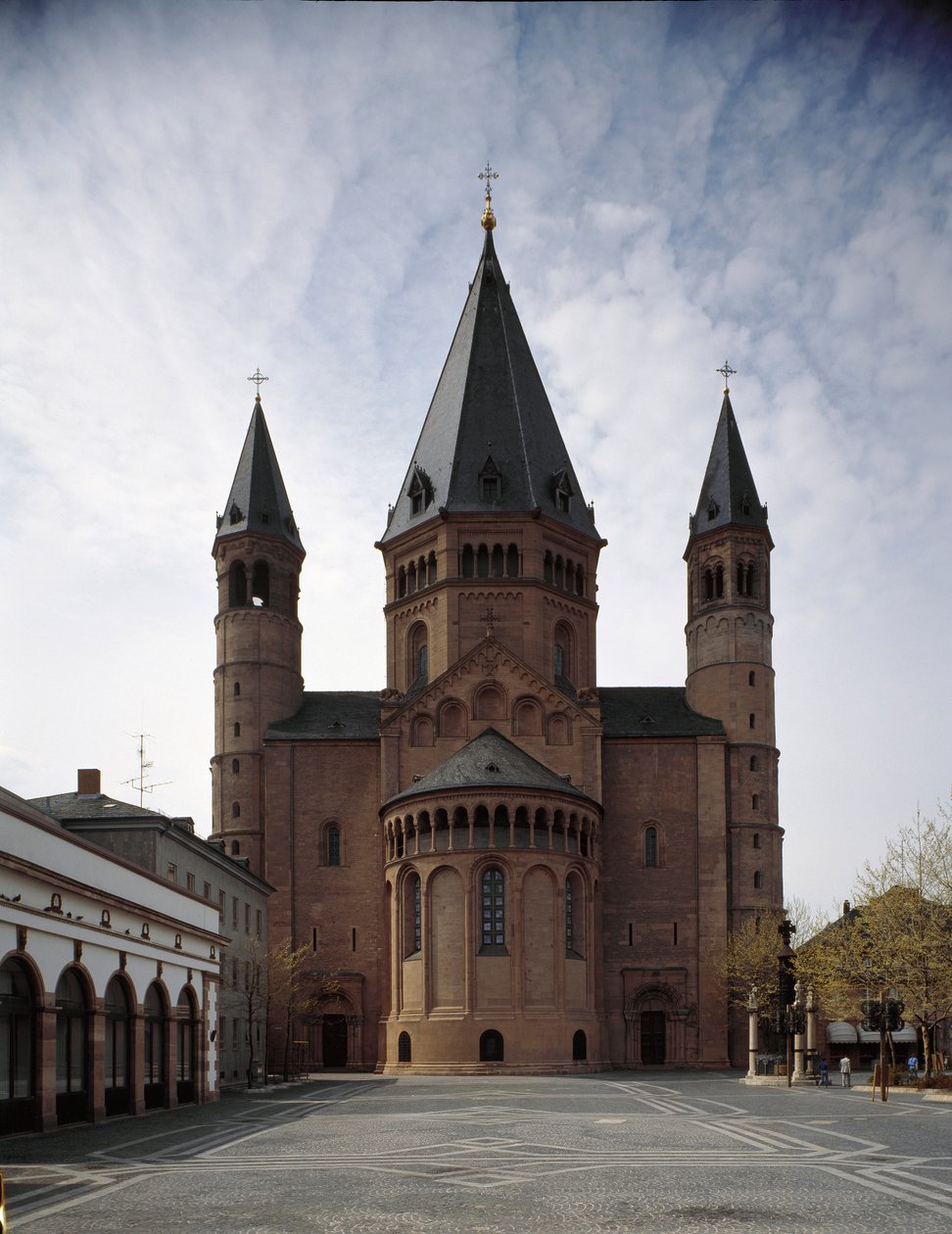 Románské umění: pohled na katedrálu svatého Martina, postavenou mezi 10. a 12. stoletím. Mainz, Německo od Romanesque