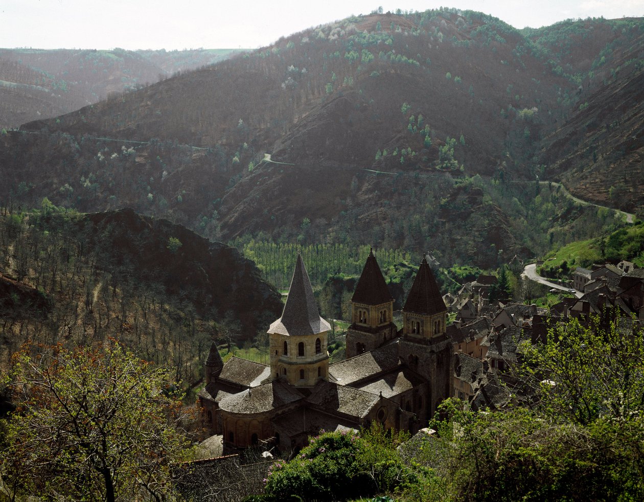 Románské umění: pohled na kostel opatství Sainte Foy (Sainte-Foy) v Conques od Romanesque