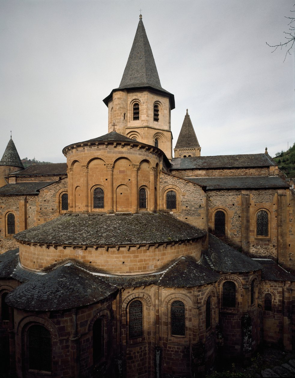 Románské umění: pohled na kostel opatství Sainte Foy (Sainte-Foy) v Conques od Romanesque