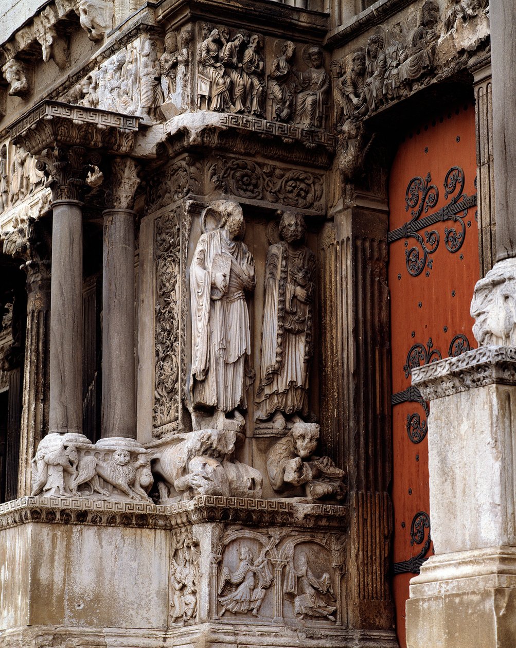 Svatý Jan a Petr, centrální portál západního průčelí od Romanesque