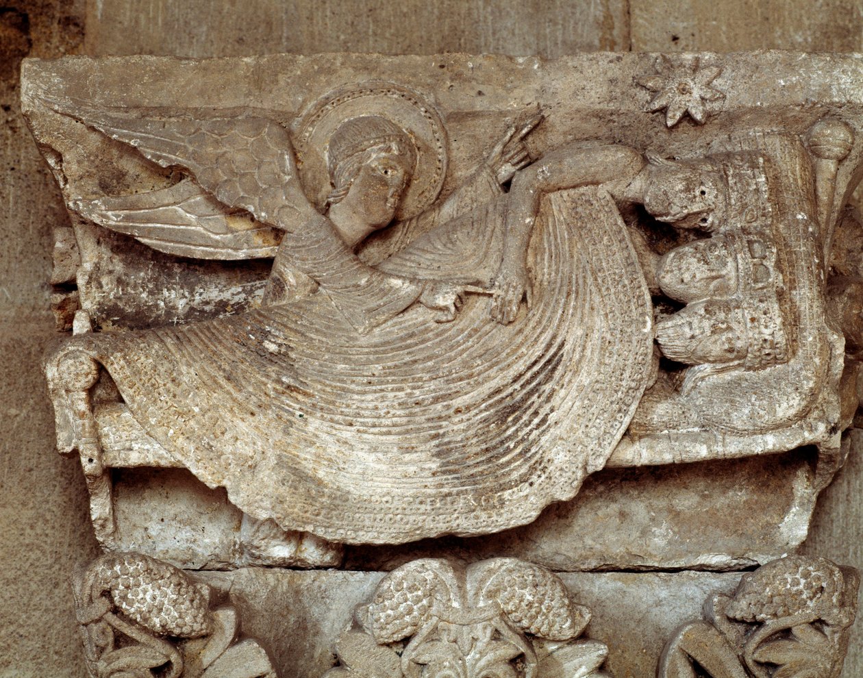 Mágové spí s andělem, který je probouzí a ukazuje na betlémskou hvězdu (vyřezávané hlavní město) od Romanesque