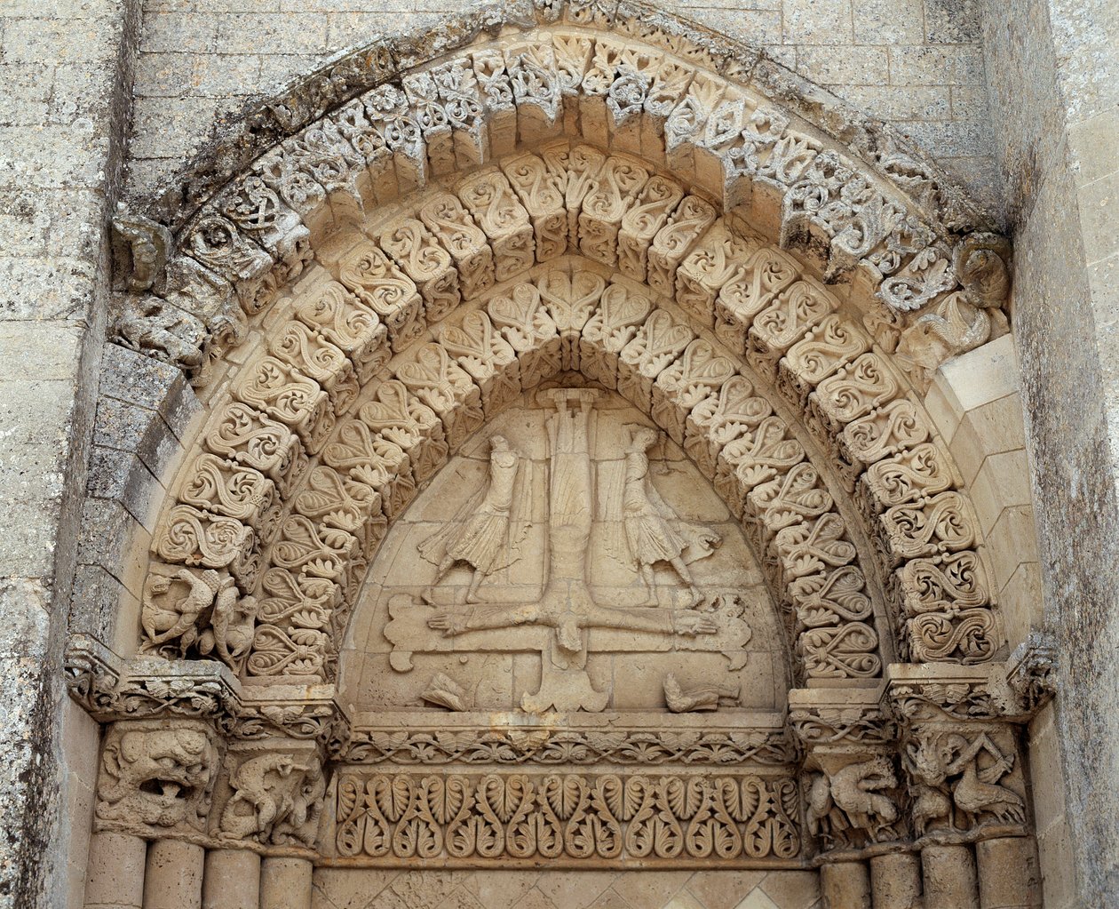 Ukřižování svatého Petra, falešný portál kostela (socha od Romanesque