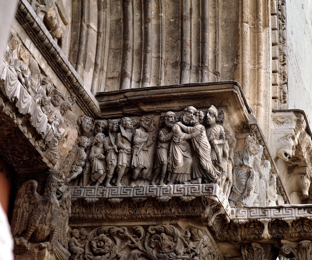 Jidášův polibek, vlys portálu od Romanesque