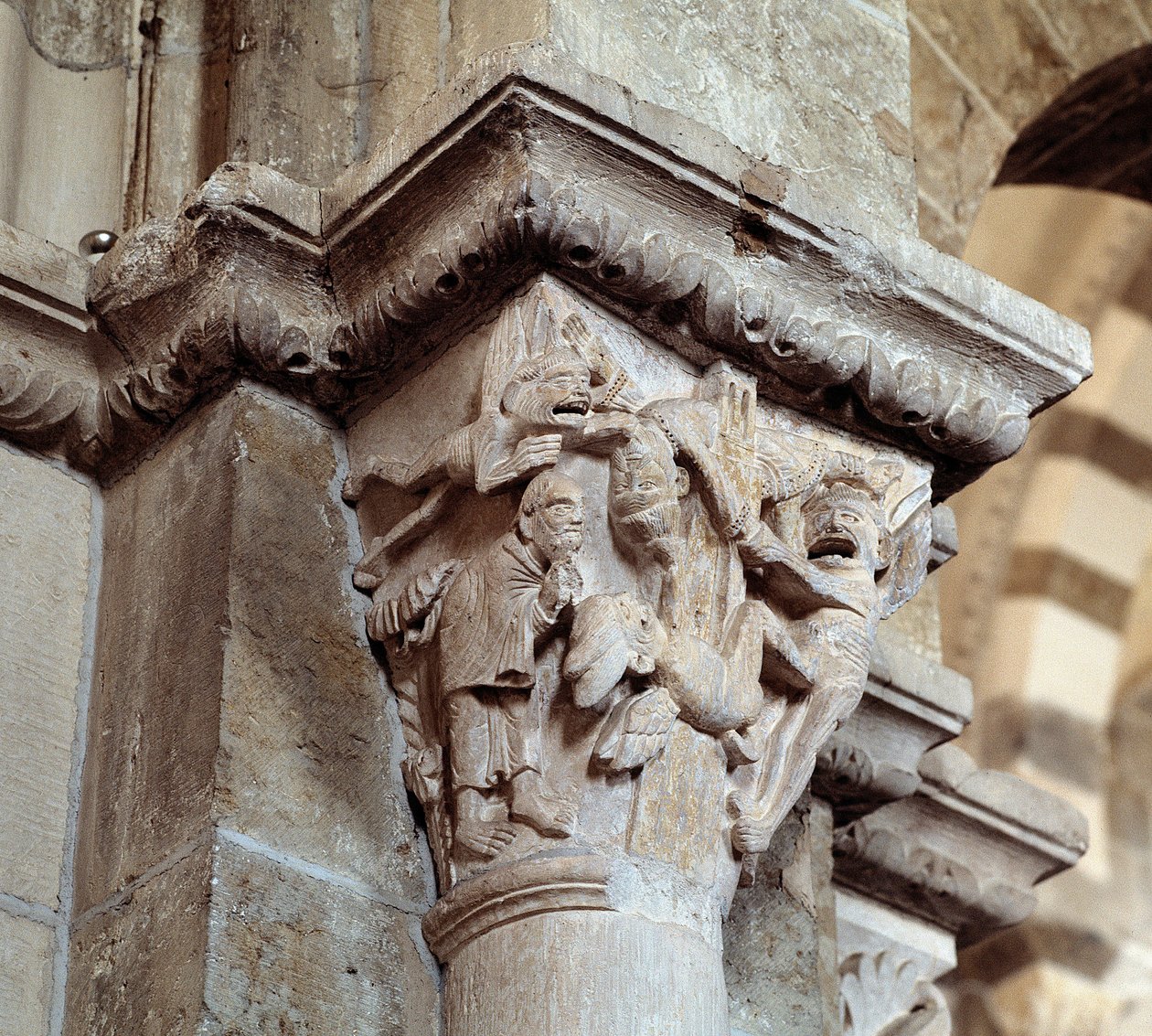 Vize svatého Antonína Paduánského (vyřezávané hlavní město) od Romanesque