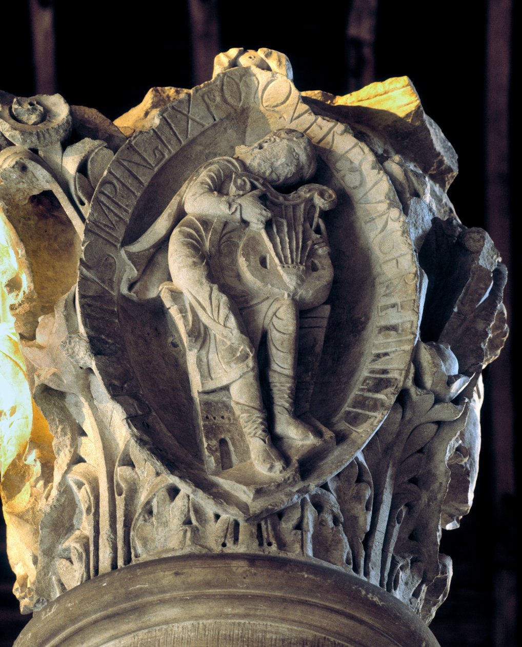 Tóny gregoriánského chorálu: třetí (umučení a vzkříšení Krista), Hlavní město sboru (socha) od Romanesque