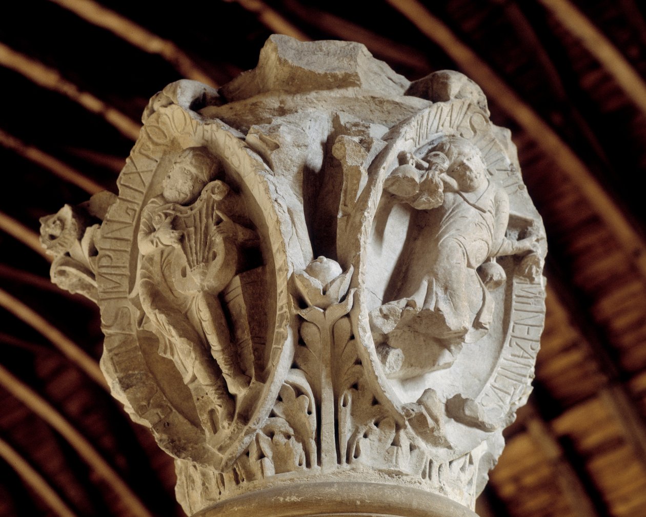 Tóny gregoriánského chorálu: třetí (umučení a vzkříšení Krista) a Tintinrection of Christ (vpravo), Hlavní město sboru (socha) od Romanesque