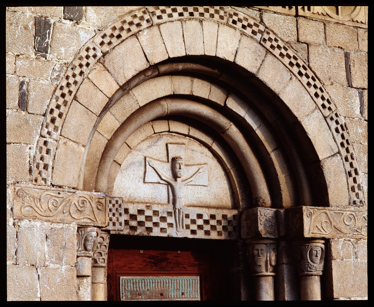 Tympanon kostela od Romanesque