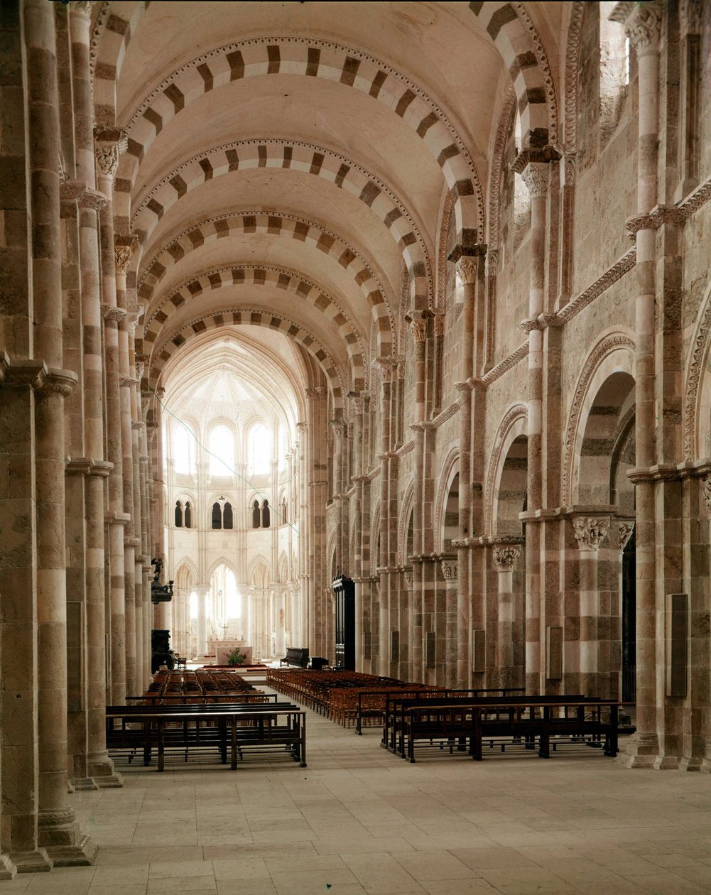Opatství Vezelay (89), hlavní loď baziliky Santa Maria Magdalene. 12. století. od Romanesque