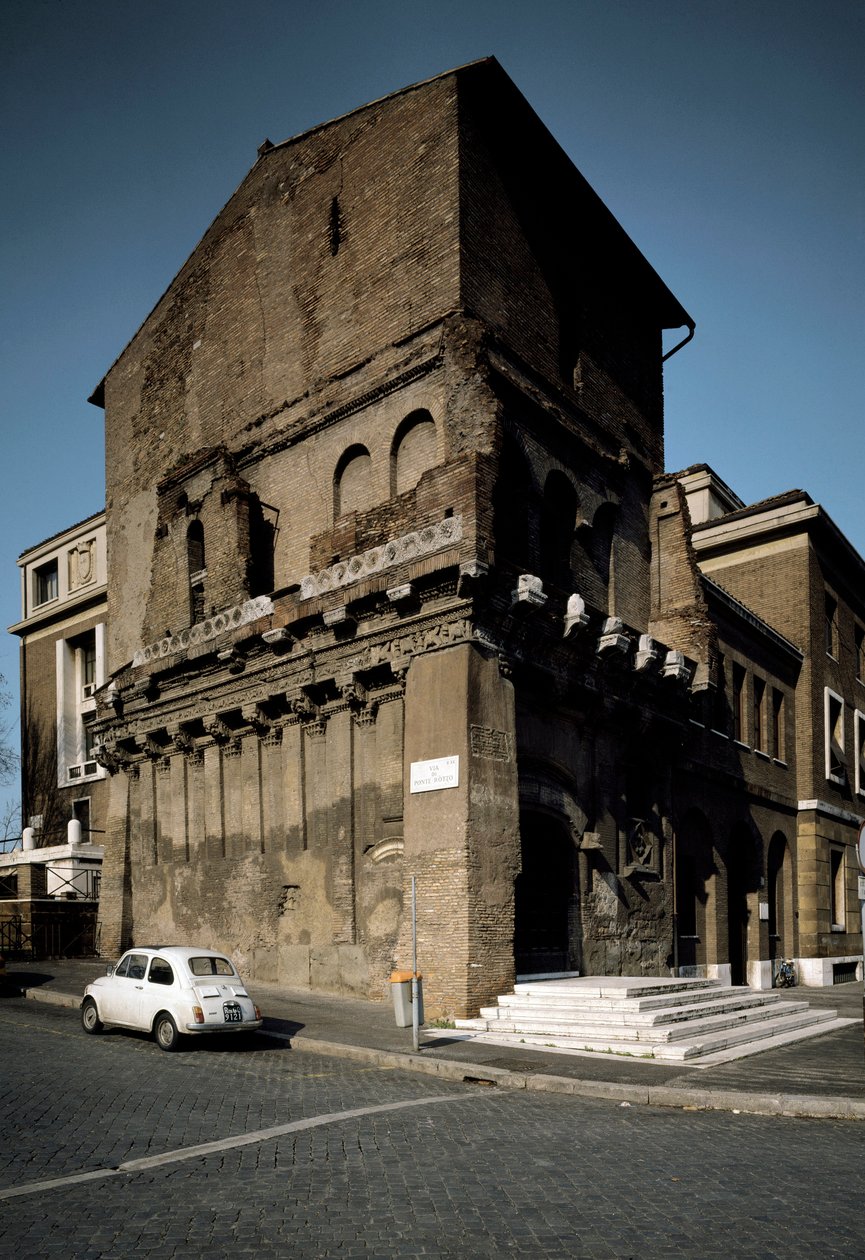 Pohled na Villa Crescenzi od Romanesque