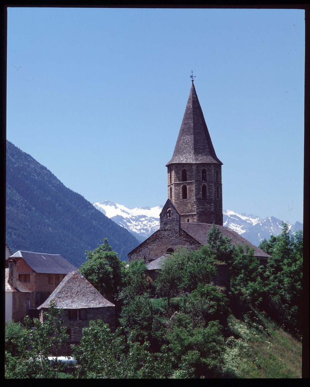 Pohled na románský kostel od Romanesque