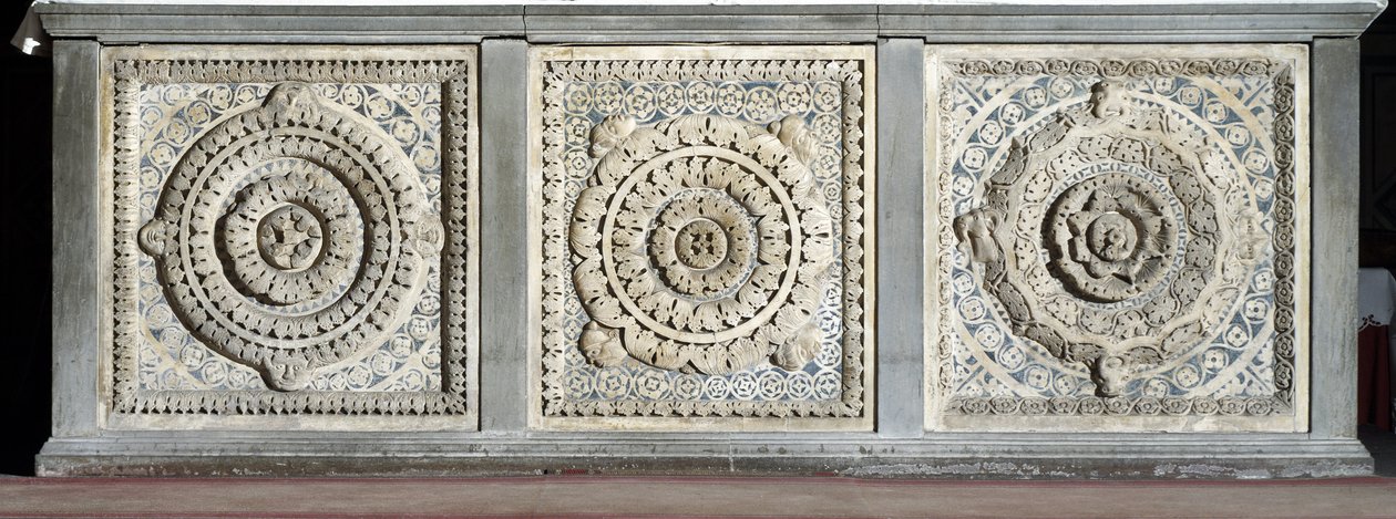 Pohled na oltář tvoří mramorové podnosy Markéty od Romanesque
