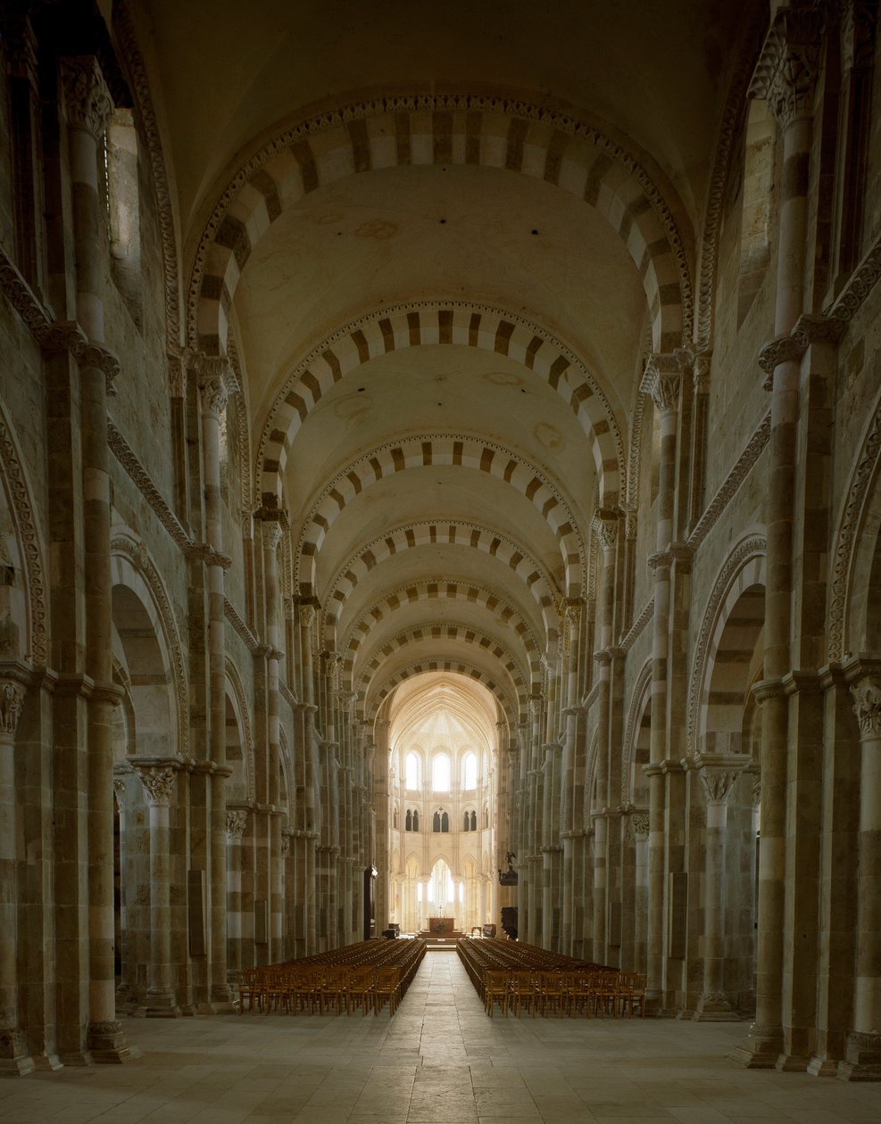 Pohled na centrální loď baziliky Santa Maria Magdalene (Saint Mary Magdalene (1096-1106), Vezelay, Yonne od Romanesque