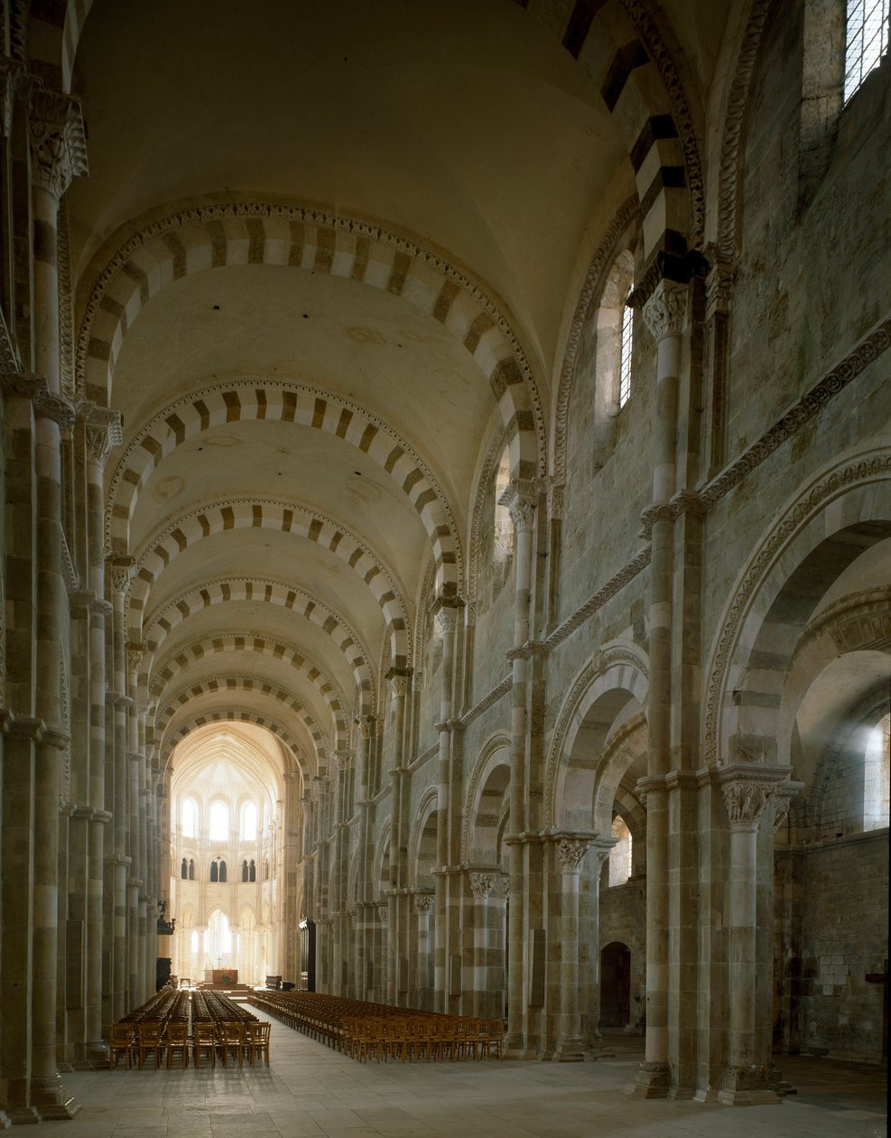 Pohled na centrální loď baziliky Santa Maria Magdalene (Saint Mary Magdalene (1096-1106), Vezelay, Yonne od Romanesque