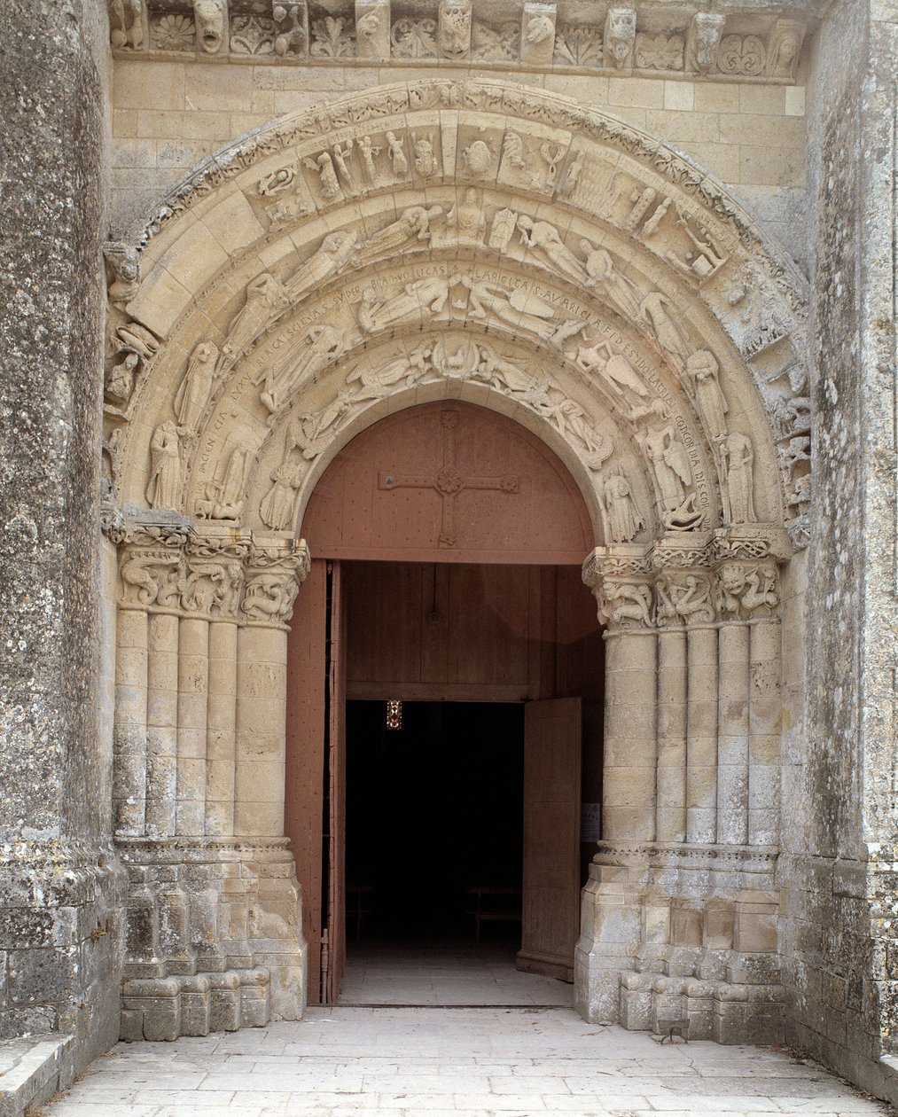 Pohled na centrální portál od Romanesque