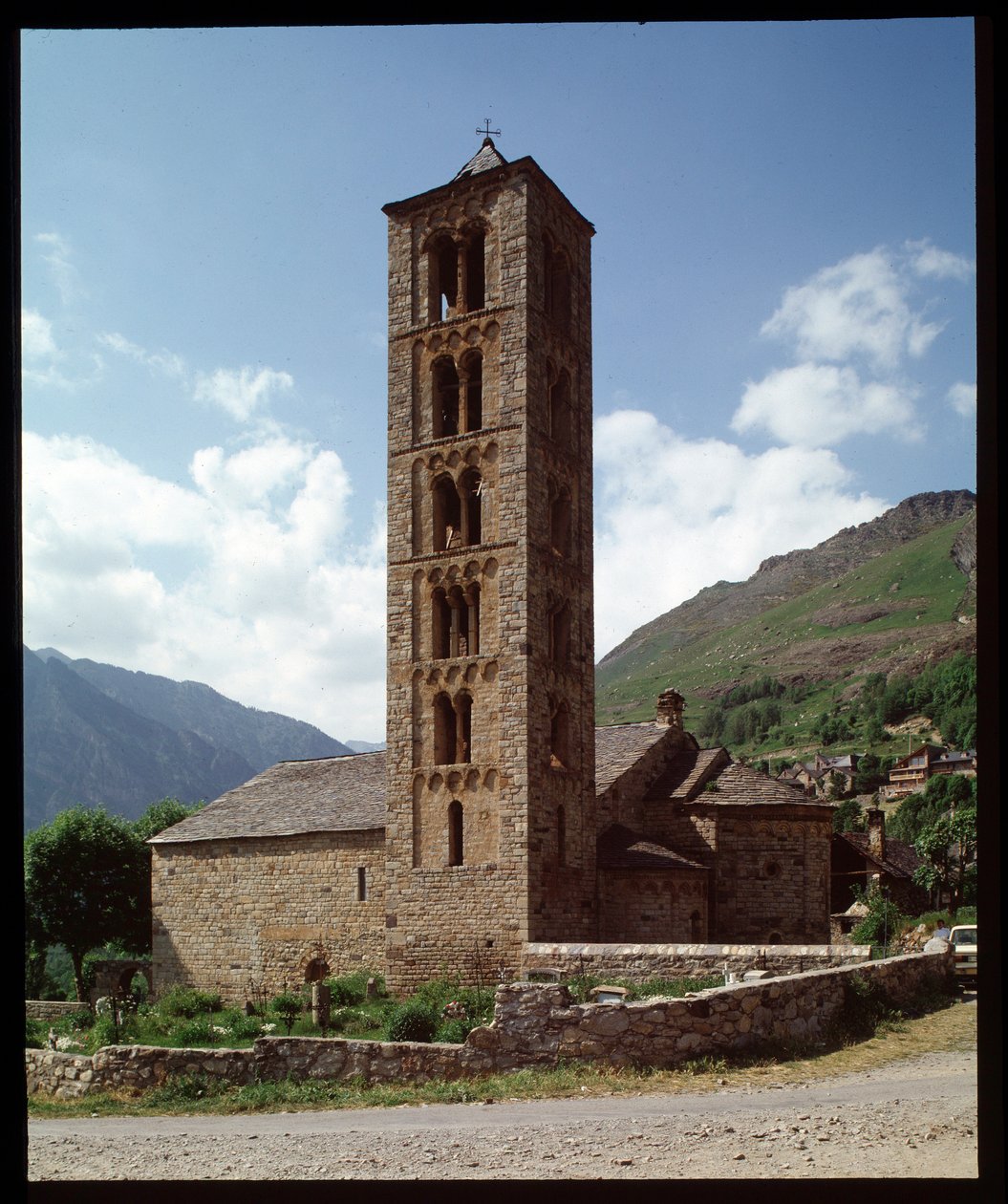 Pohled na kostel od Romanesque