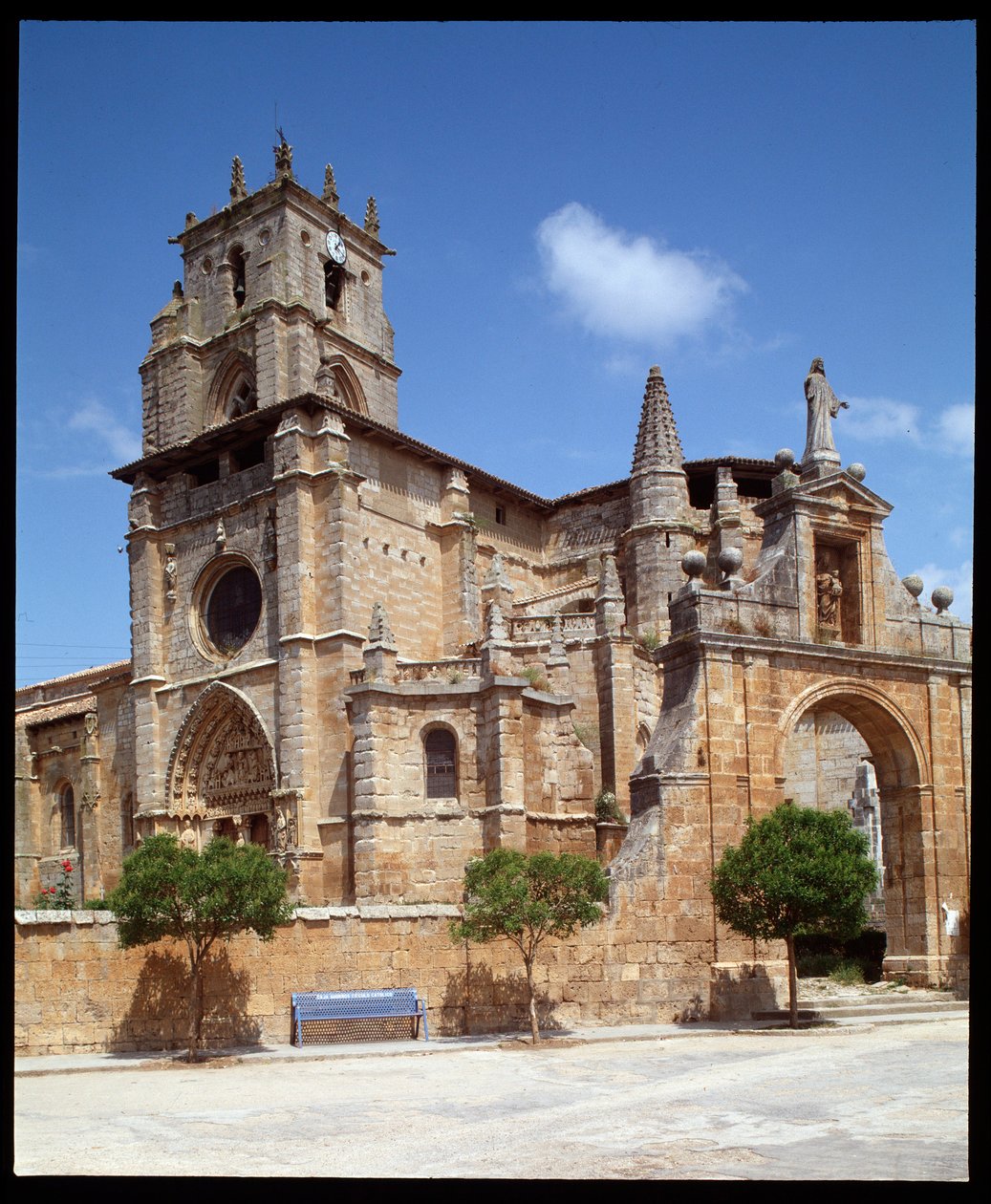 Pohled na kostel Santa Maria la Real a Sasamon od Romanesque