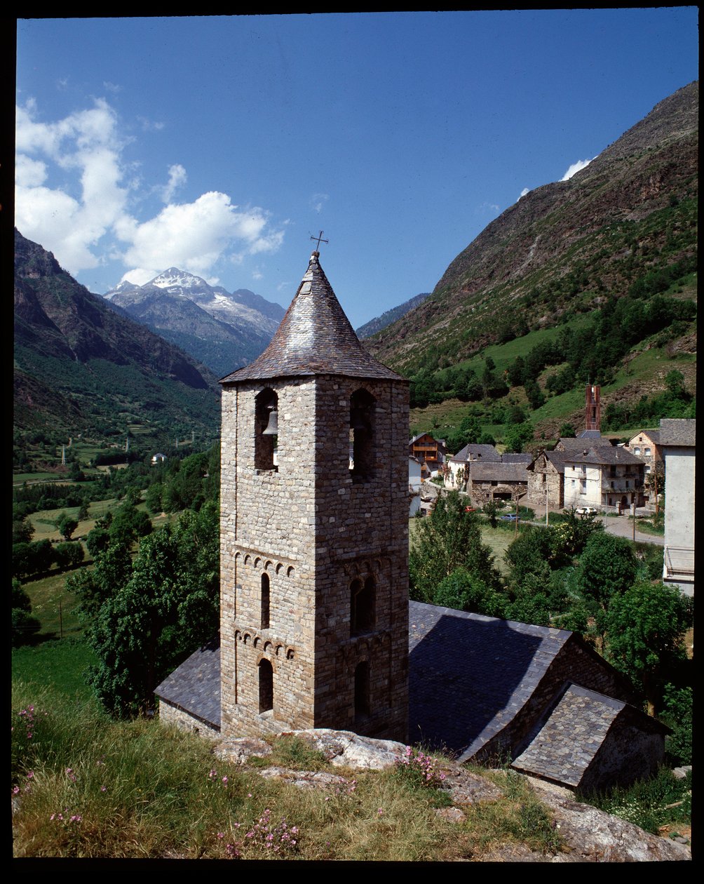 Pohled na kostel St Joan de Boi (fotografie) od Romanesque