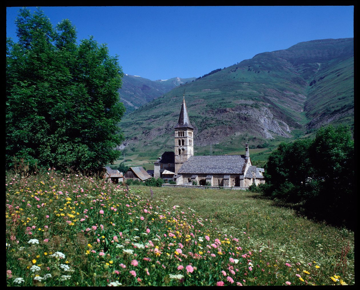 Pohled na kostel Panny Marie, Arties (fotografie) od Romanesque
