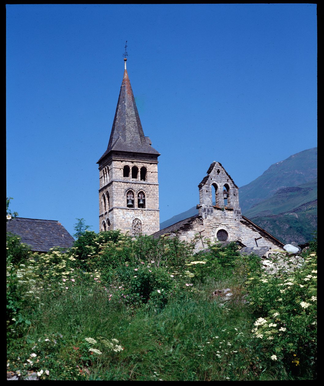 Pohled na kostel Panny Marie, Arties (fotografie) od Romanesque