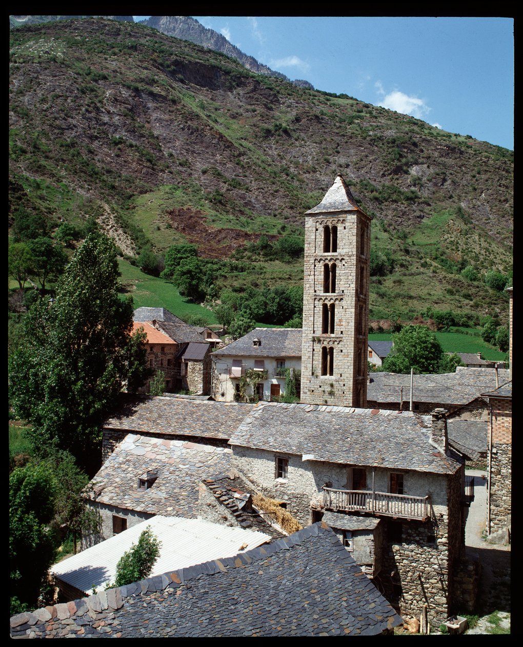 Pohled na kostel se zvonicí od Romanesque