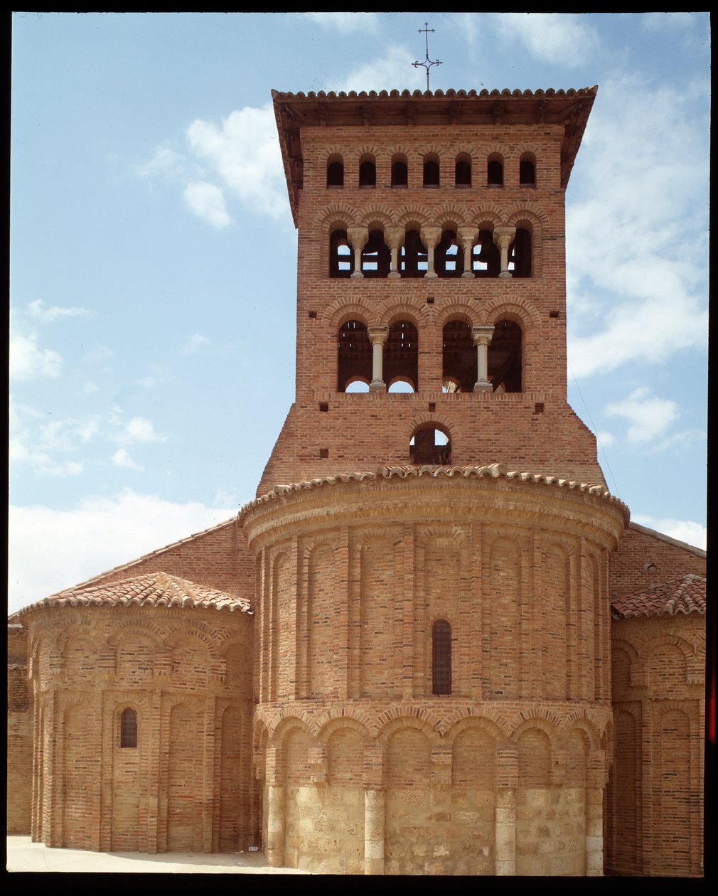 Pohled na kostel se zvonicí od Romanesque