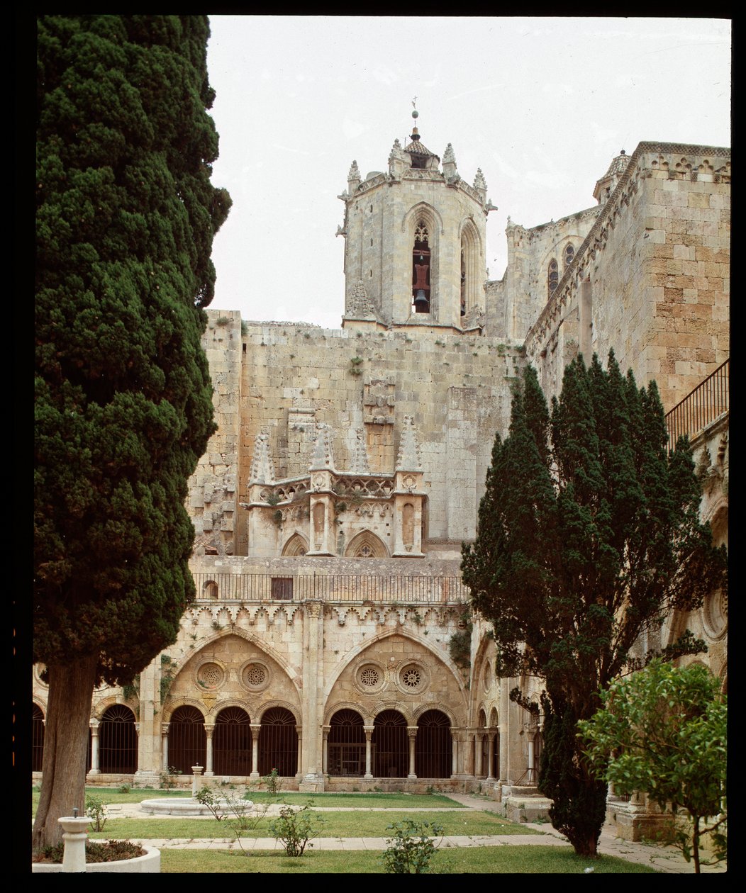 Pohled na klášter a katedrálu Sainte Thecle (Sainte-Thecle) v Tarragoně od Romanesque