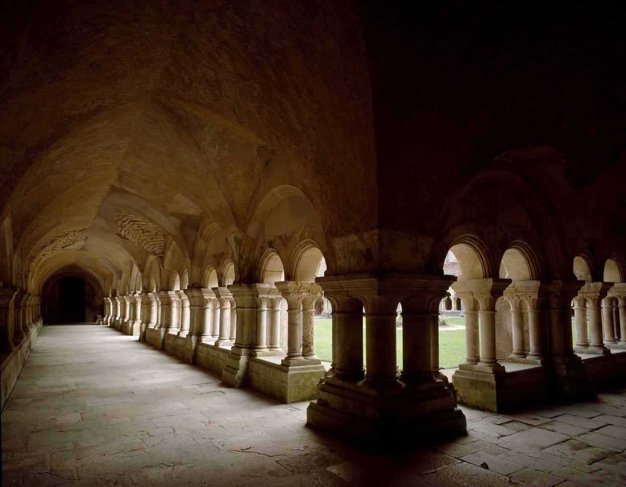 Pohled na křížovou chodbu cisterciáckého opatství založeného ve 12. století. od Romanesque