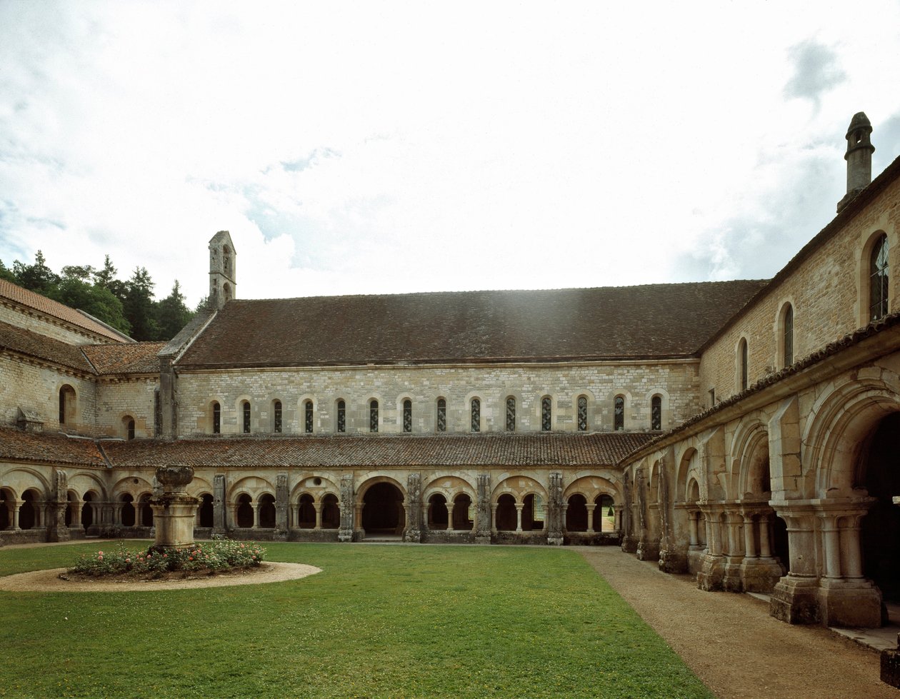 Pohled na křížovou chodbu cisterciáckého opatství založeného ve 12. století. od Romanesque