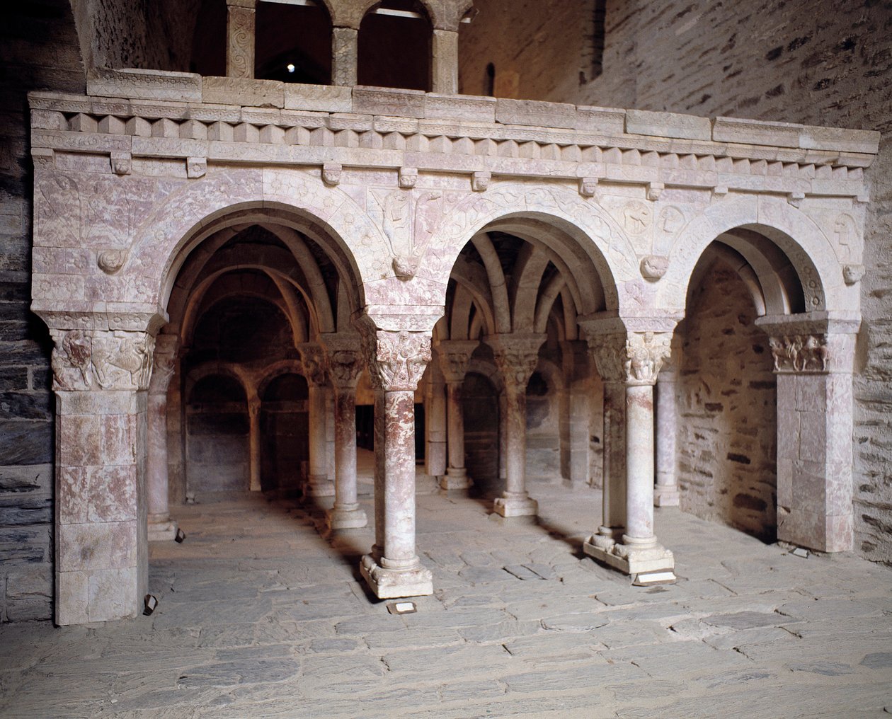 Pohled do galerie od Romanesque