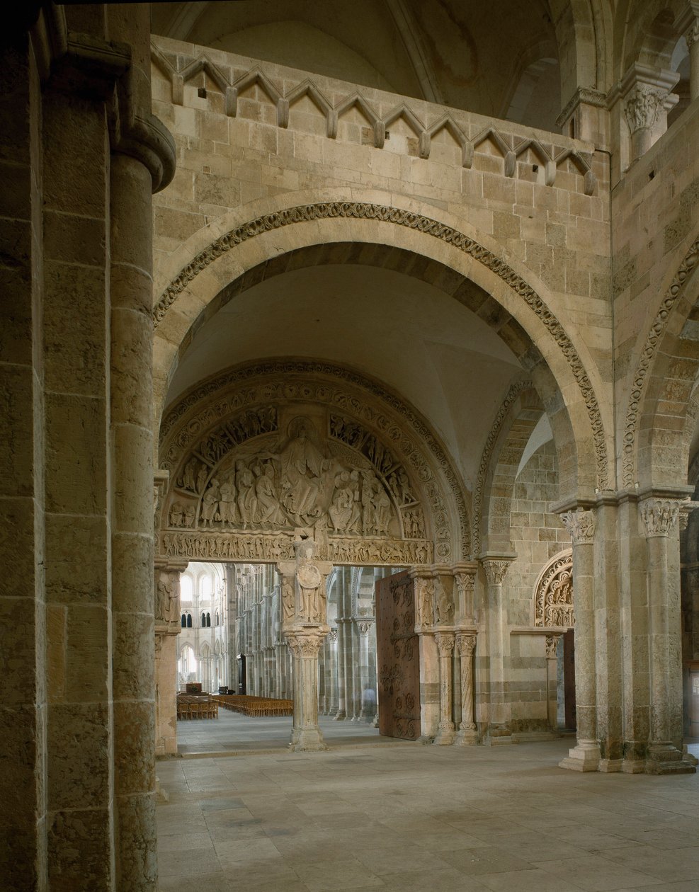 Pohled na nartex a centrální ušní bubínek představující poslání apotrů. Bazilika Santa Maria Magdalene (Sainte Marie Madeleine (1096-1106), Vezelay, Yonne od Romanesque