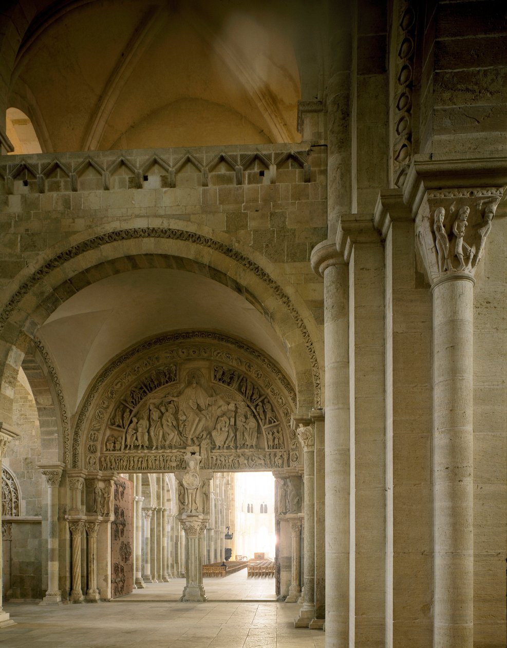 Pohled na nartex a centrální ušní bubínek představující poslání apotrů. Bazilika Santa Maria Magdalene (Sainte Marie Madeleine (1096-1106), Vezelay, Yonne od Romanesque