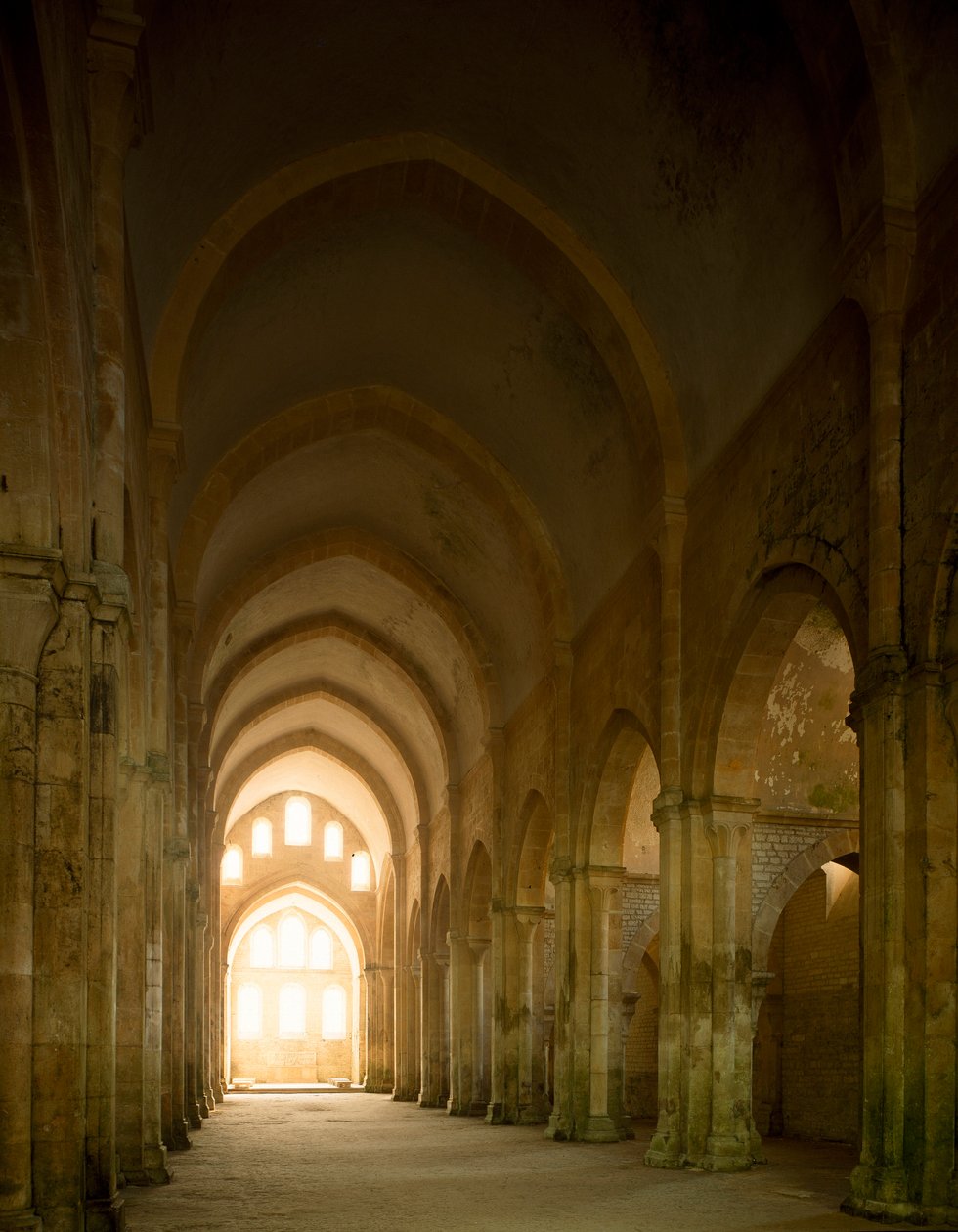 Pohled na loď kostela cisterciáckého opatství založeného ve 12. století. od Romanesque