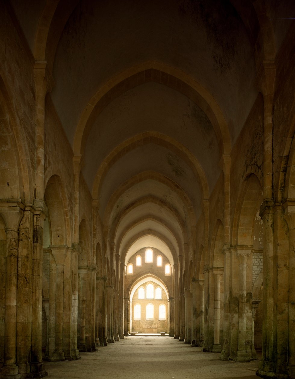 Pohled na loď kostela cisterciáckého opatství založeného ve 12. století. od Romanesque